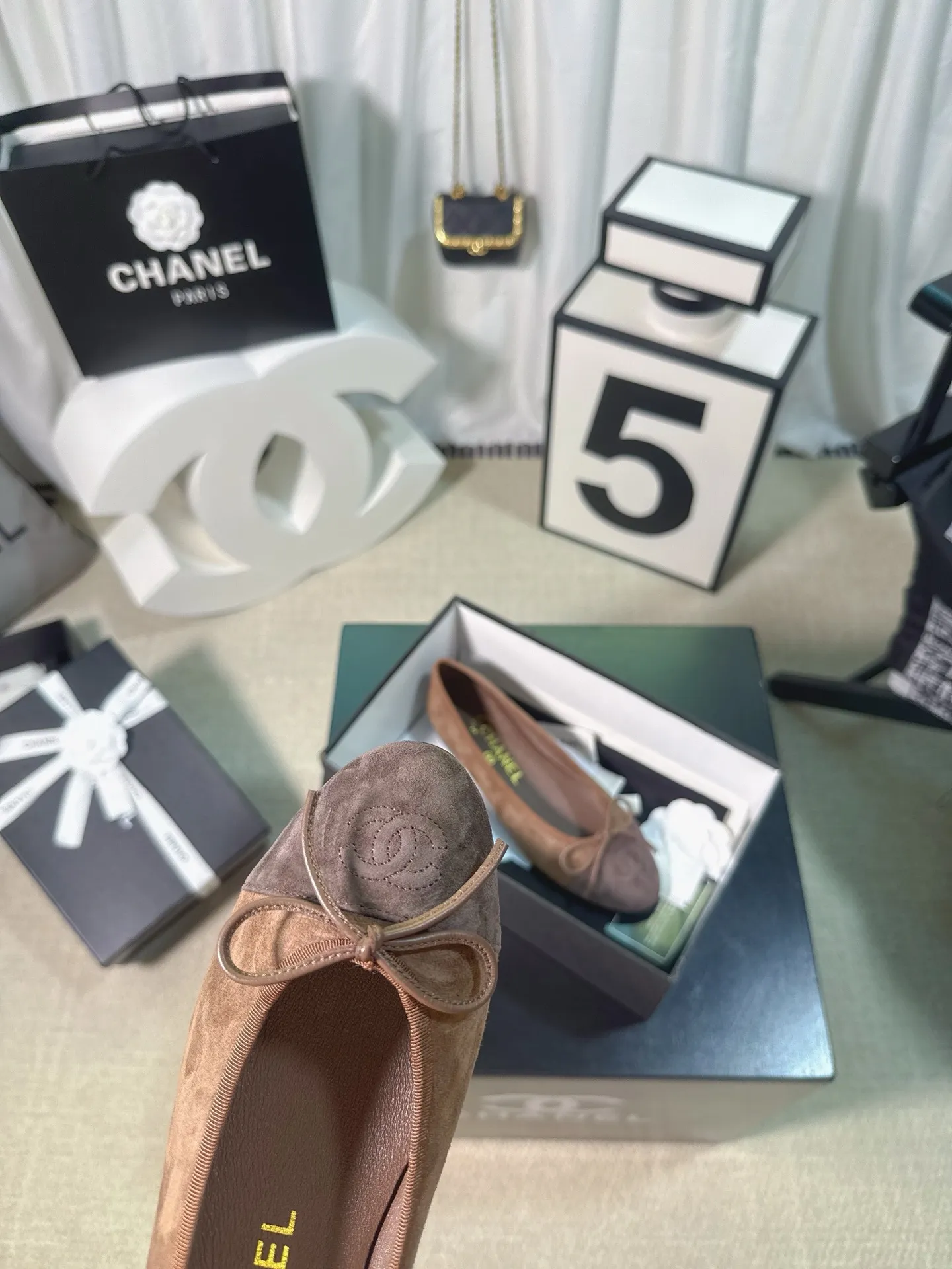 👟👟Ex-factory price 480👟👟 Generation * grade 25s Chanel fragrance is beautiful Maillard color back hollow Sling-back sandals flat/thick heel/high heel Sling-back came out in 1957, and then the two-tone design became a Chanel classic! Very suitable for spring and summer🩰 The two-color design is simple and exquisite, with a square toe and generous temperament. It visually lengthens the leg line. The color of the toe creates a sense of color difference. The back lace design is simple and elegant. It is a classic model that can be worn for hundreds of years. It is worth buying!! Upper: Customized metallic sheepskin. Inner pads: imported sheepskin. Heel height: ballet shoes. Sole: Italian A-grade genuine leather outsole. Size: 35-39 (34.40.41.42.43 is custom-made and non-returnable)